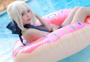 在线不靠谱，看看Kitkat Cosplay的图集，腿长不长全靠你自己来评